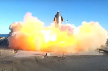 Protótipo de foguete da spacex explode após pouso de sucesso. Após sucesso em voo de teste seguido de pouso vertical, protótipo do foguete da spacex explode. O programa starship pretende levar o homem à lua nas próximas missões de exploração do satélite