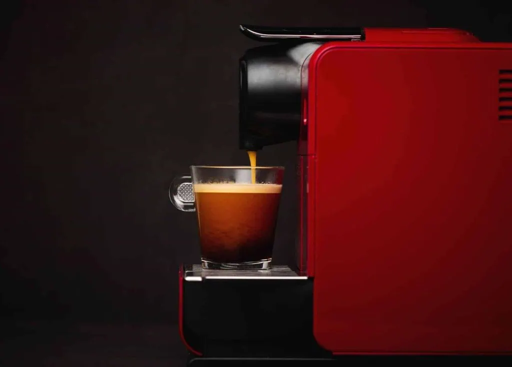 最新技術を搭載したカプセルコーヒーメーカー、贅沢か必需品か? Wi-FiやBluetoothなどのテクノロジーを備えたカプセルコーヒーメーカーには、いくつかの長所と短所があります