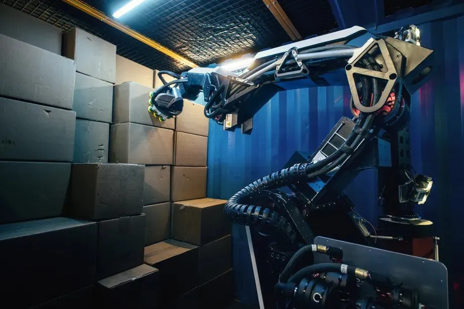Stretch é o novo robô da boston dynamics voltado para logística Stretch é o novo robô da boston dynamics voltado para logística. Novo robô da boston dynamics, o stretch conta com base móvel e não precisa de infraestrutura para funcionar em ambientes de transporte de produtos e mercadorias