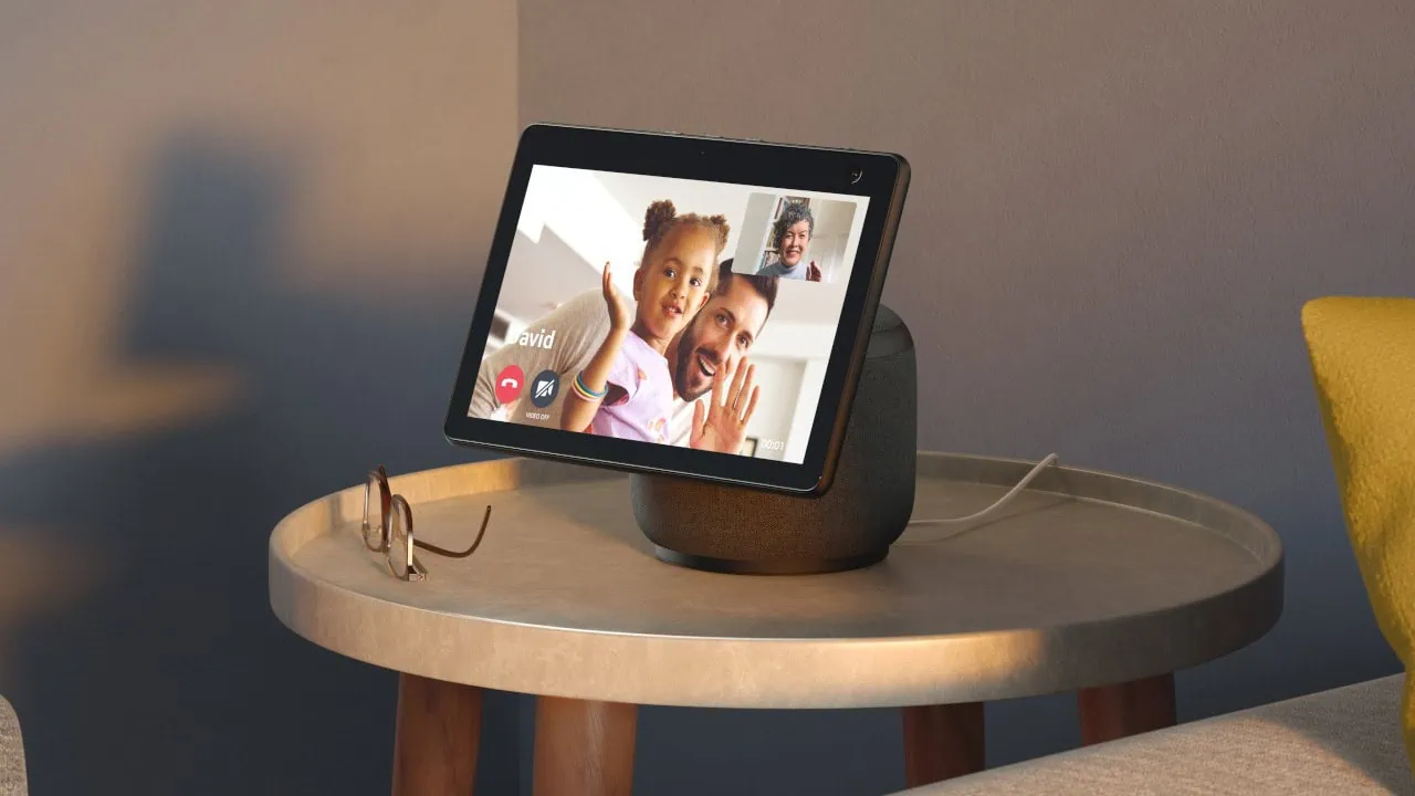 Echo Show 10 arriva in Brasile, portando lo schermo girevole su Alexa