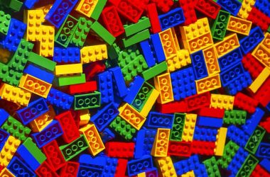 10 curiosidades sobre os blocos de lego. Os blocos de lego possuem detalhes interessantes, como sua resistência, além de já terem sido usados para muitas coisas, como a construção de casas reais