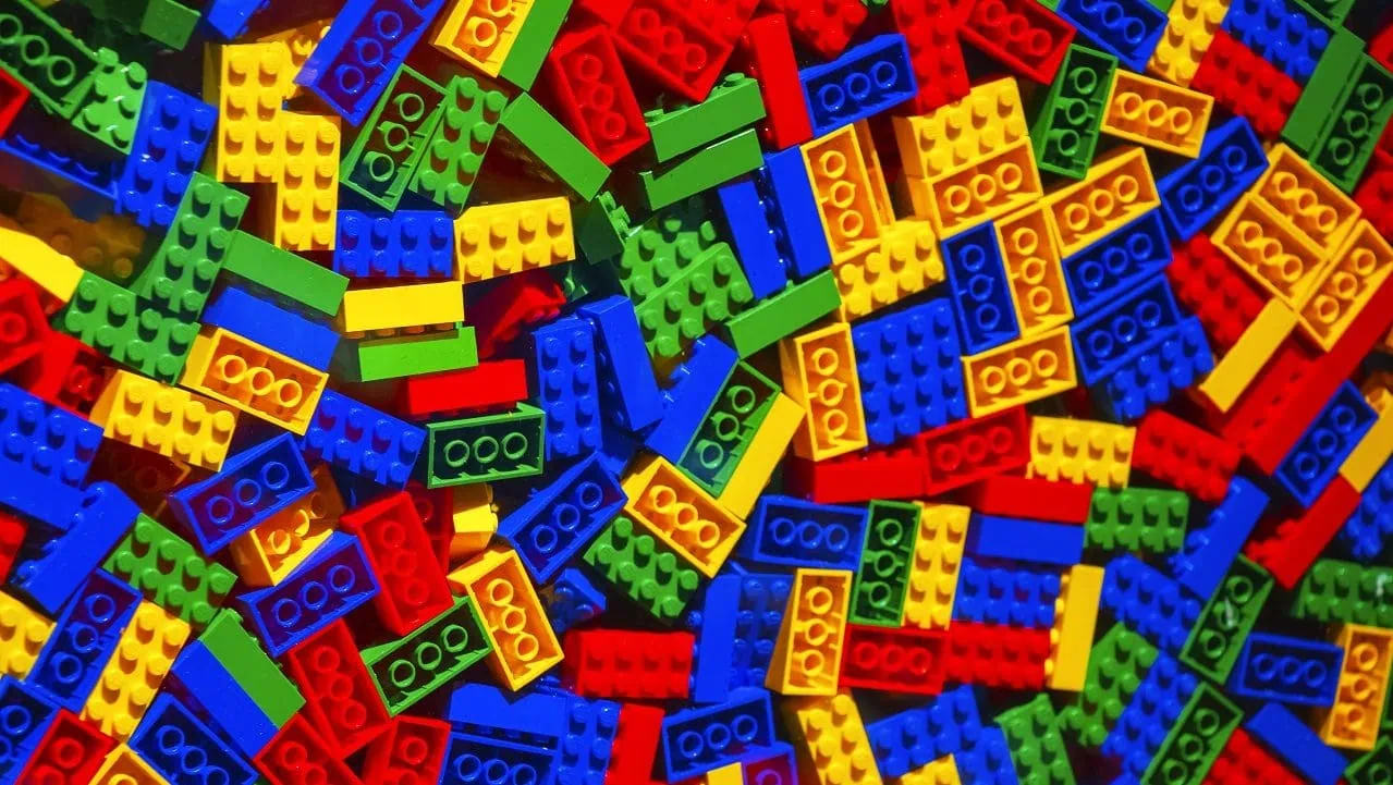 10 curiosidades sobre os blocos de lego. Os blocos de lego possuem detalhes interessantes, como sua resistência, além de já terem sido usados para muitas coisas, como a construção de casas reais