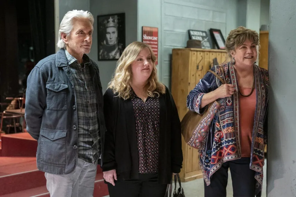 Il nuovo film sugli zombi di Zack Snyder è una delle novità di maggio su netflix Michael Douglas interpreta un attore che, lungi dall'avere la fama che aveva una volta, finisce per diventare un insegnante di recitazione