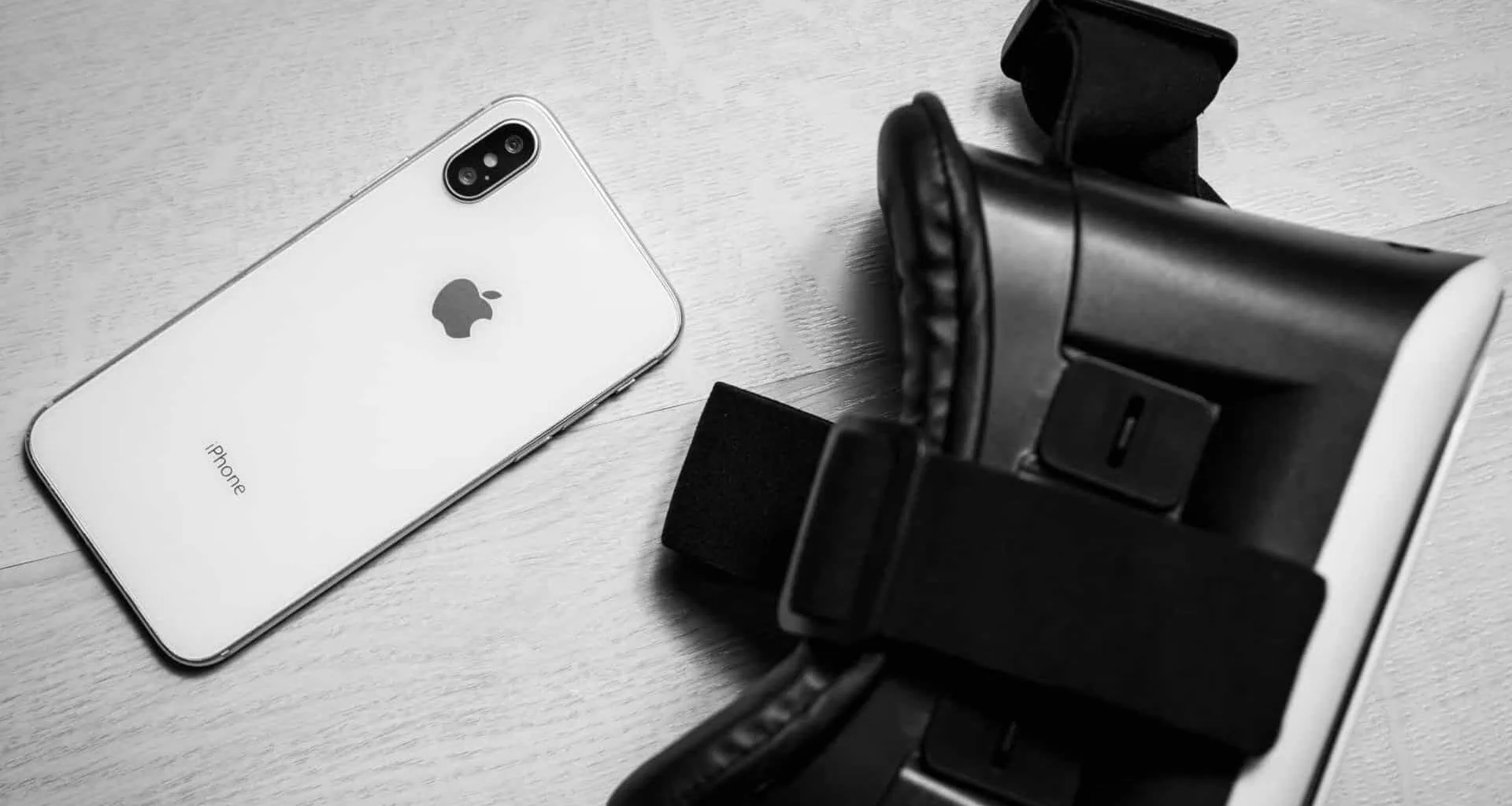 Iphone ao lado de óculos de realidade virtual.