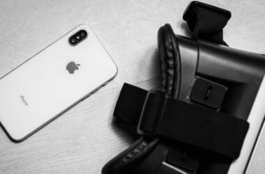 Iphone ao lado de óculos de realidade virtual.