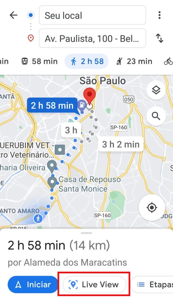 21 dicas e truques para google maps Captura de tela do google maps com uma rota traçada. O modo a pé está selecionado e o botão live view é contornado em vermelho