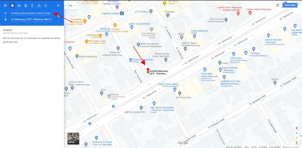 21 dicas e truques para google maps Captura de tela do mapa com a av. Rebouças em destaque. Sobre o endereço av. Rebouças, 2472, uma seta vermelha. Perto da caixa azul para inserir os pontos de chegada e partida, uma seta vermelha perto do campo de ponto de partida em branco. O ponto de chegada está preenchido com o endereço av. Rebouças, 2472