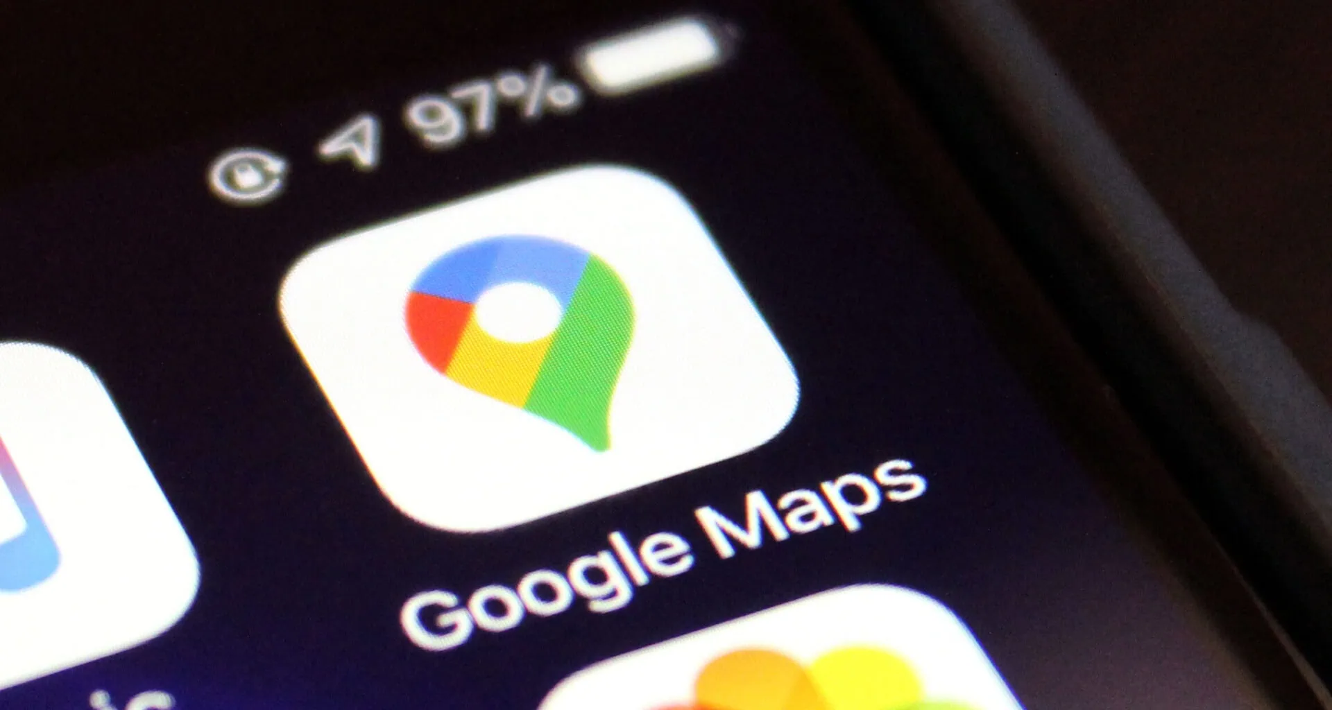 Detail of a cell phone screen. Featured, the google maps logo. Tips and tricks for google maps.