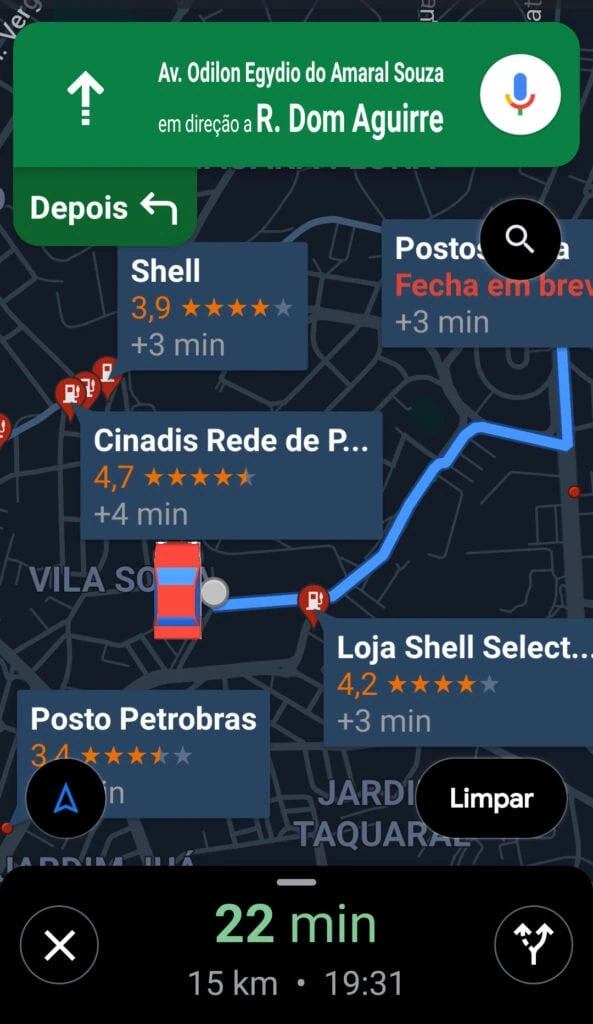 21 dicas e truques para google maps Captura de tela do aplicativo google maps com uma rota traçada entre dois pontos em mapa da cidade de são paulo. Diversos postos de gasolina indicados por caixas de texto com seus respectivos nomes.