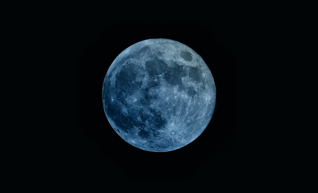 Lua azul