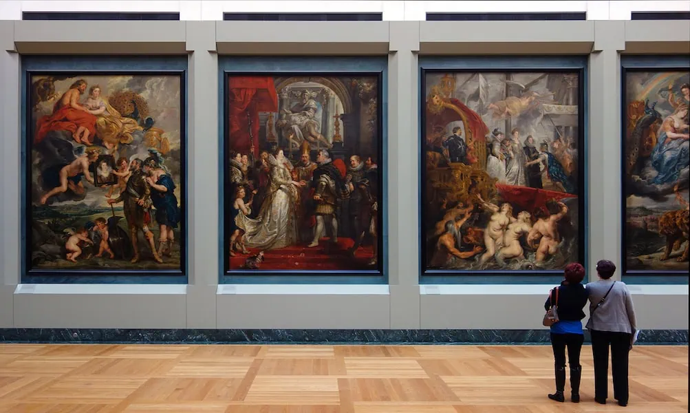 10 cursos online mais legais na khan academy Pessoas em um museu, ilustrando o curso "história da arte" na khan academy.