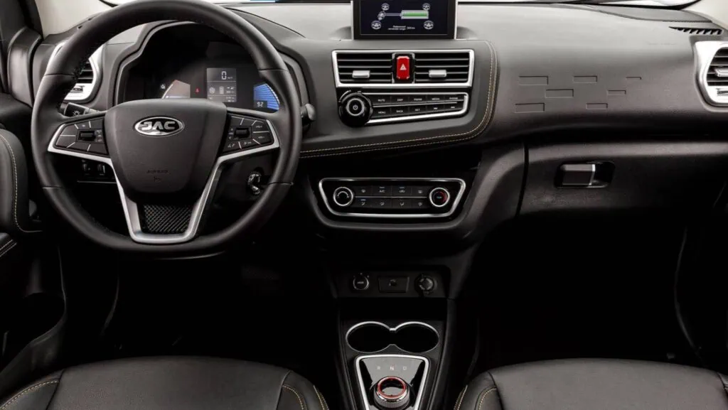 Com alta da gasolina, vale a pena ter carro elétrico no brasil? O jac iev20 é um carro elétrico no brasil com o menor preço de compra