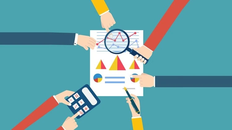 10 cursos online mais legais na khan academy Pessoas analisando dados e calculando.