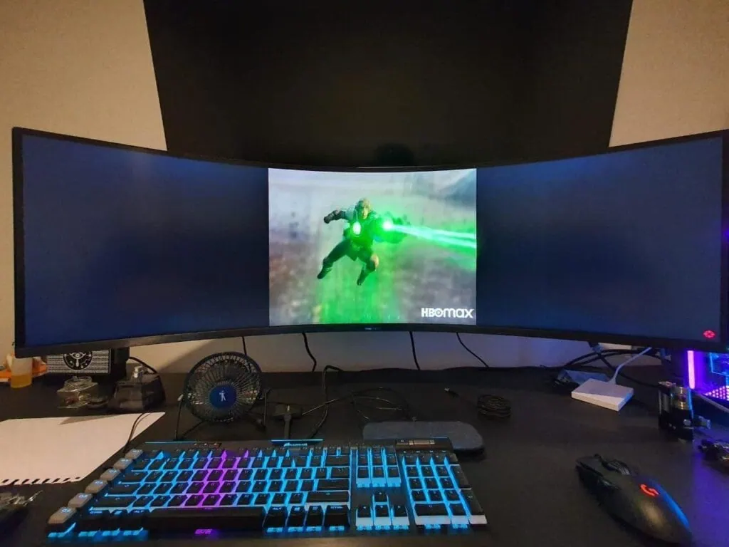 O retorno do aspecto 4:3, formato clássico de cinema O aspecto 4:3 do snydercut acabou gerando situações cômicas, como essa, com o monitor ultra-wide de um usuário do reddit