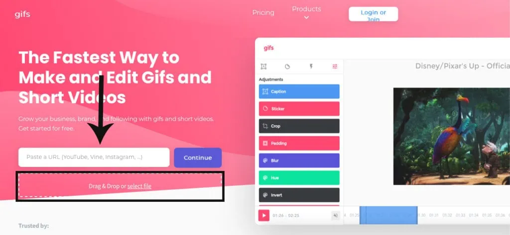 Como transformar vídeo do youtube em gif facilmente Captura de tela do site gifs. Com. À esquerda, uma seta preta aponta para uma caixa branca onde se cola o link de vídeo do youtube que se deseja converter. Logo abaixo, um espaço para subir um arquivo do computador com contorno em preto.