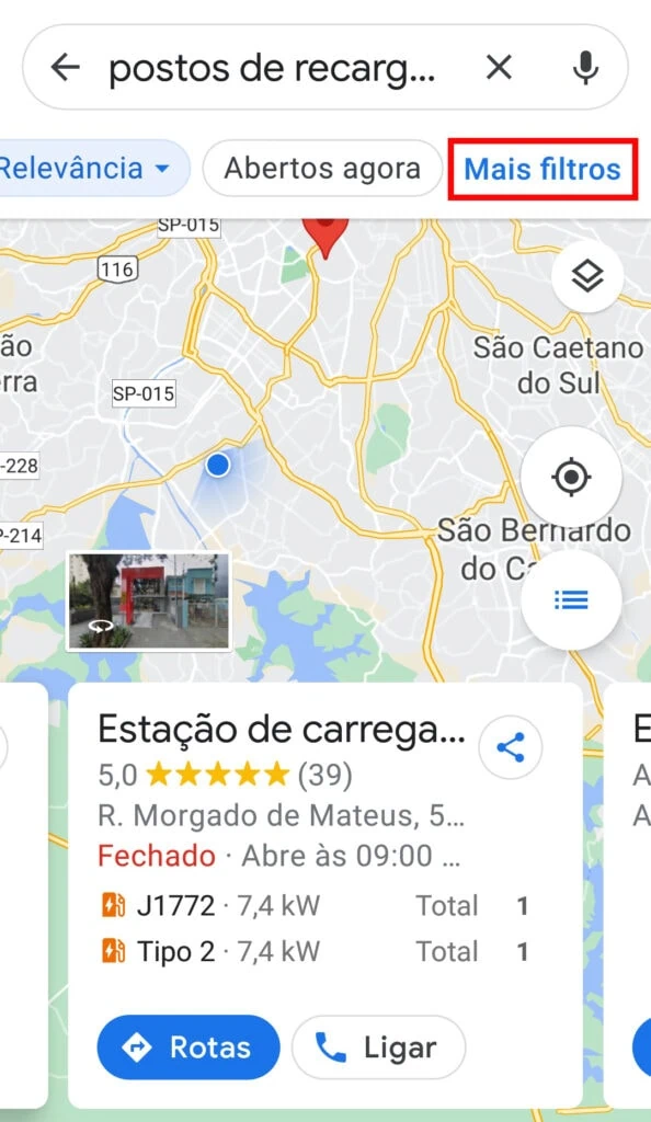 21 dicas e truques para google maps Captura de tela do google maps. Na parte superior, no campo de busca, digitadas as palavras: postos de recarga de carro elétrico e o menu mostrando estação de carregamento na parte inferior.