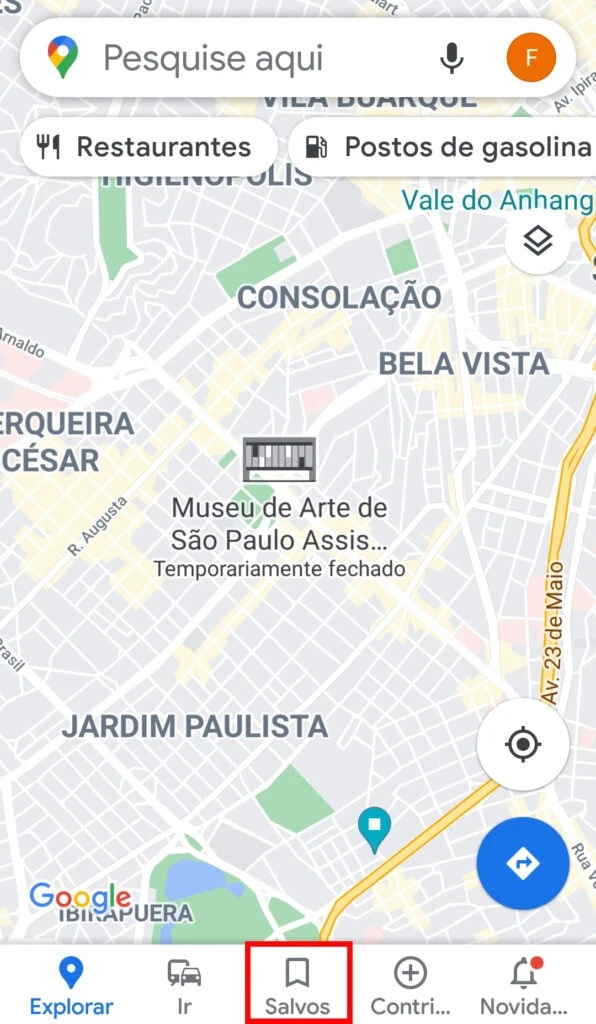 21 dicas e truques para google maps Captura de tela do google maps. Na parte inferior, o botão salvar contornado em vermelho.