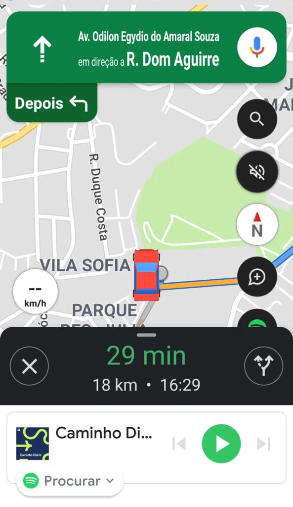 21 dicas e truques para google maps Captura de tela do google maps traçando uma rota. Na parte inferior, o aplicativo spotify sincronizado.