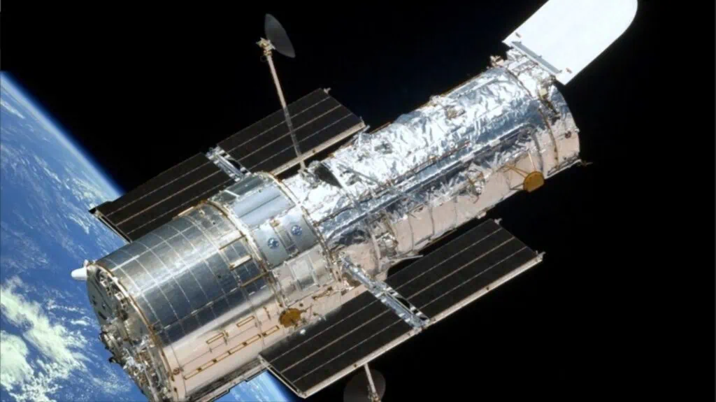 A surpreendente história do telescópio - da guerra ao olho espacial! A imagem mostra o telescópio hubble no espaço sideral.