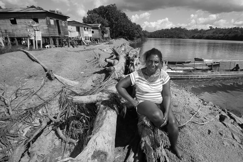 17 sitios de imágenes del pasado para recordar la historia Una habitante de la comunidad de São José, Amapá, posa con su casa al fondo - Colección Museu da Pessoa