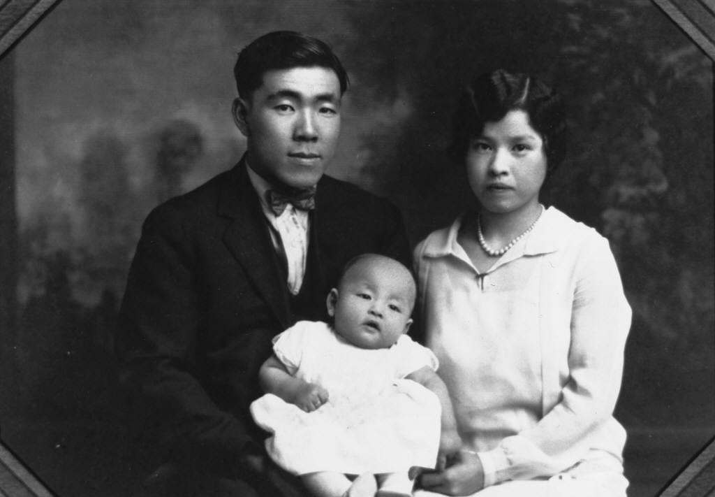 Retrato da família hirahara, realizado em washington no ano de 1926 - acervo museu nipo-americano