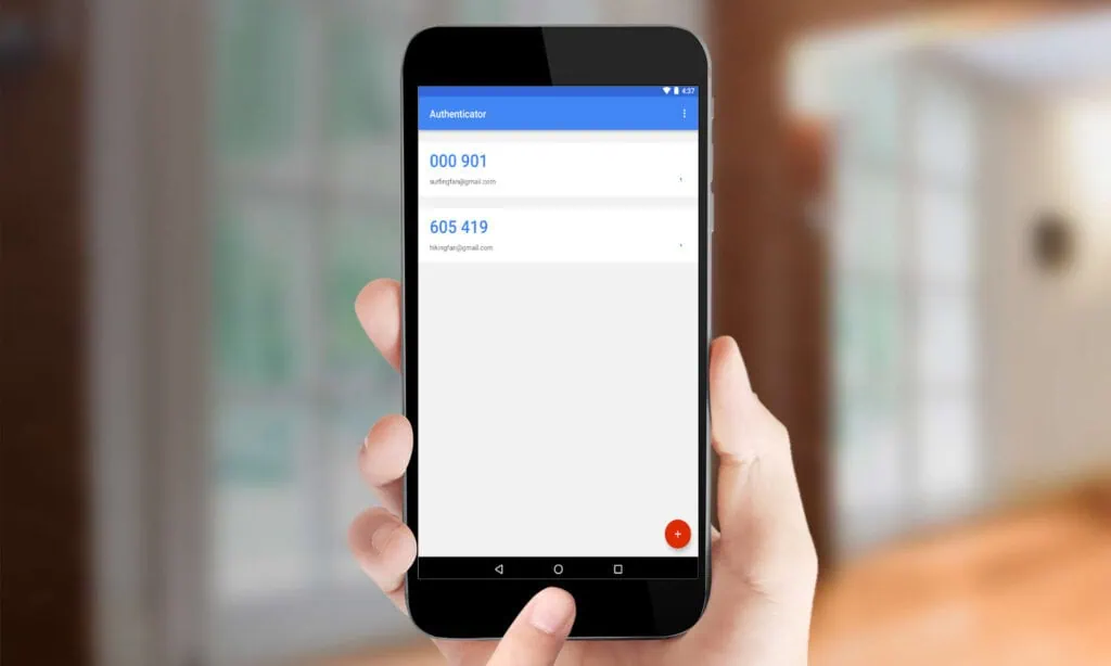 Como transferir o google authenticator para outro celular Pessoa usando um telefone celular; na tela, dois códigos gerados pelo google authenticator.