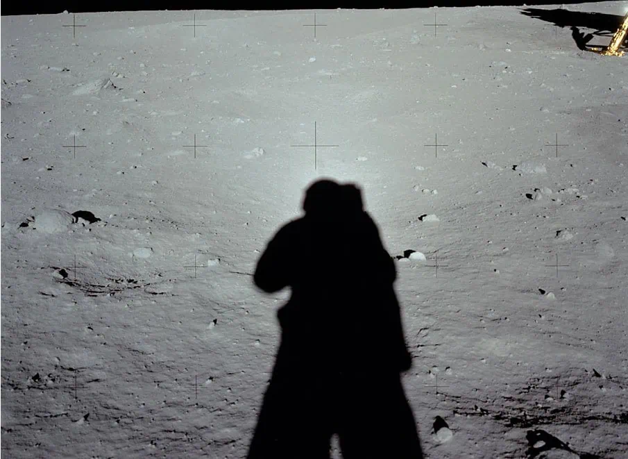 17 sitios de imágenes del pasado para recordar la historia La sombra del astronauta Neil Armstrong en la superficie lunar durante la misión Apolo 11 - Project Apollo Archive