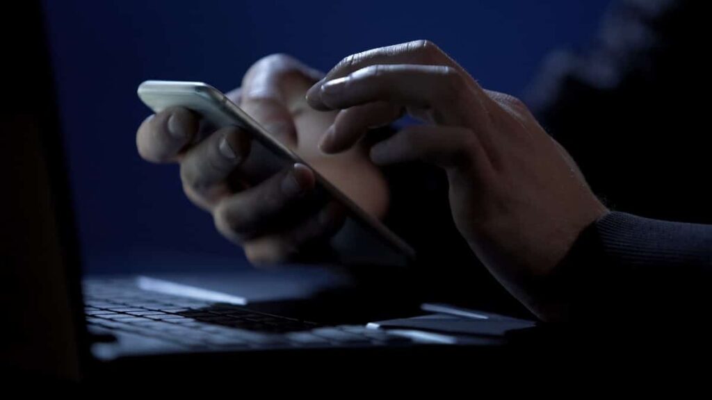 Spyware pegasus invade celulares de jornalistas e ativistas