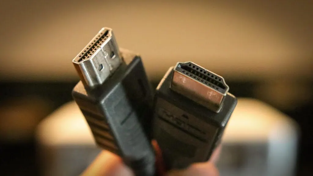 Hdmi, cabo óptico ou bluetooth: qual é o melhor pra conectar a tv à soundbar? Hdmi, cabo óptico ou bluetooth: qual é o melhor pra conectar a tv à soundbar?. Explicamos as diferenças entre as conexões hdmi, cabo óptico e bluetooth para você instalar sua soundbar e garantir melhor qualidade de áudio no conforto da sua casa.