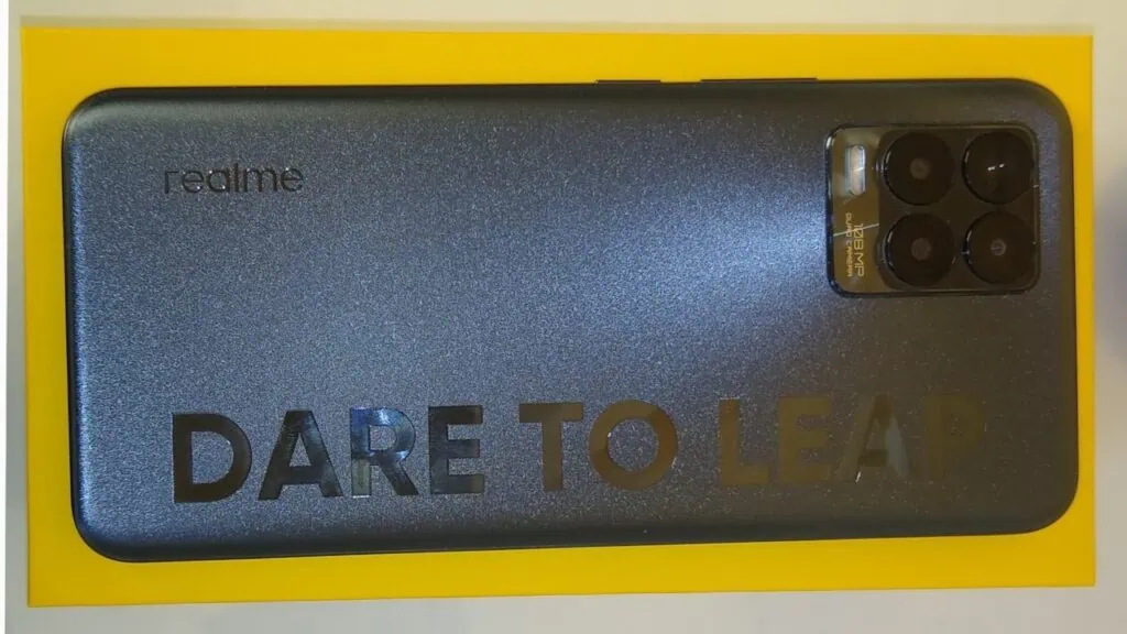 Review: realme 8 pro traz câmera de 108mp em um celular intermediário Traseira do realme 8 pro tem acabamento fosco