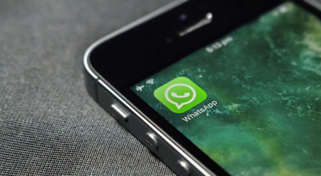 O novo golpe do whatsapp usa contas comerciais para roubar dados dos usuários