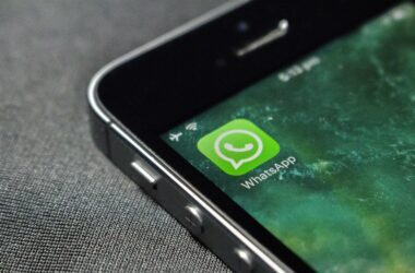O novo golpe do whatsapp usa contas comerciais para roubar dados dos usuários