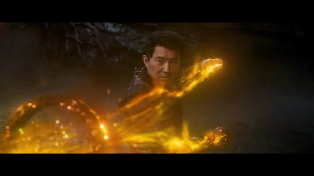 Reseña | Shang Chi and the Legend of the Ten Rings es una gran película de acción y artes marciales. Escena de shang chi usando los diez anillos.