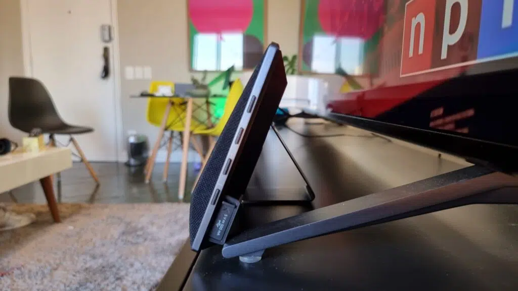 Soundbar lg gx eleva o topo da qualidade sonora premium Imagem lateral da soundbar lg gx, mostrando os suportes do produtos