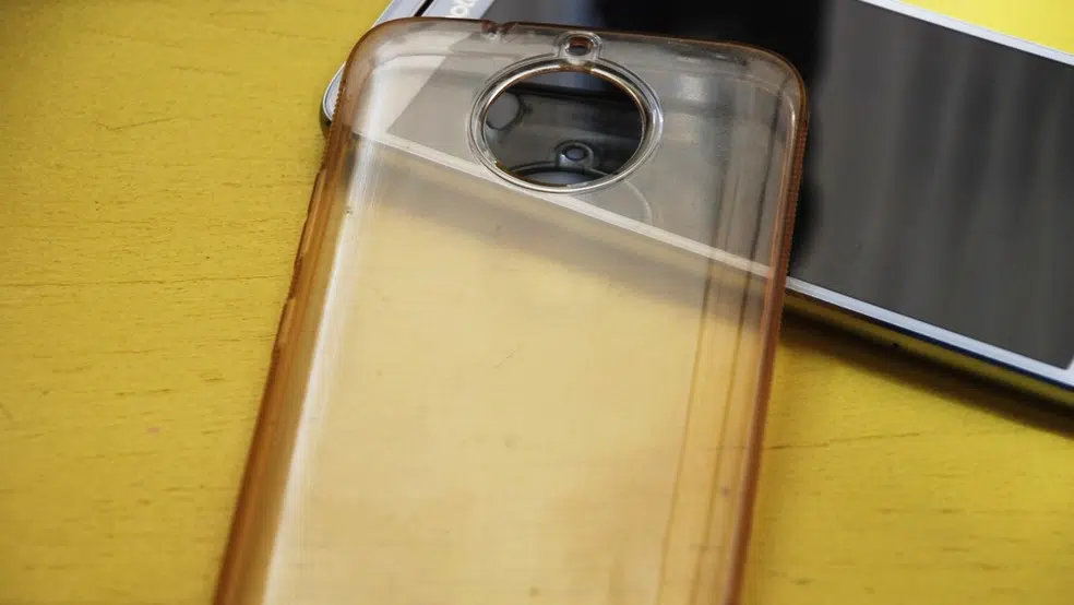 Como evitar superaquecimento do celular Celular com uma capa de silicone em cima de uma mesa de madeira