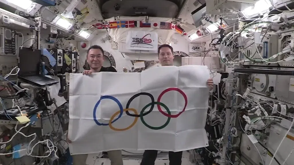 Olimpíadas no espaço | showmetech trio Teve até cerimônia de encerramento com entrega de bandeira nas olimpíadas no espaço, a bordo da estação espacial internacional!