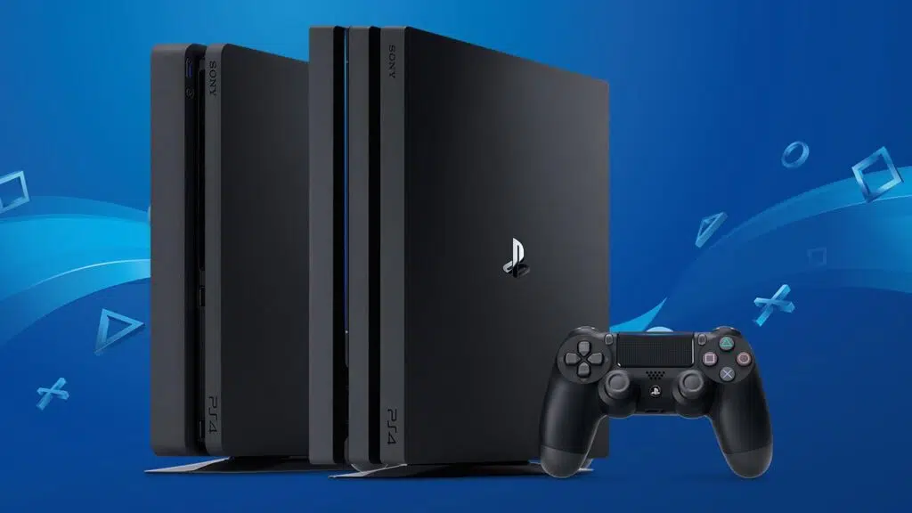 Vale a pena comprar um ps4 em 2021? Alinhados, da esquerda para a direita: ps4 slim, ps4 pro e dualshock 4. Matéria: vale a pena comprar um ps4 em 2021?