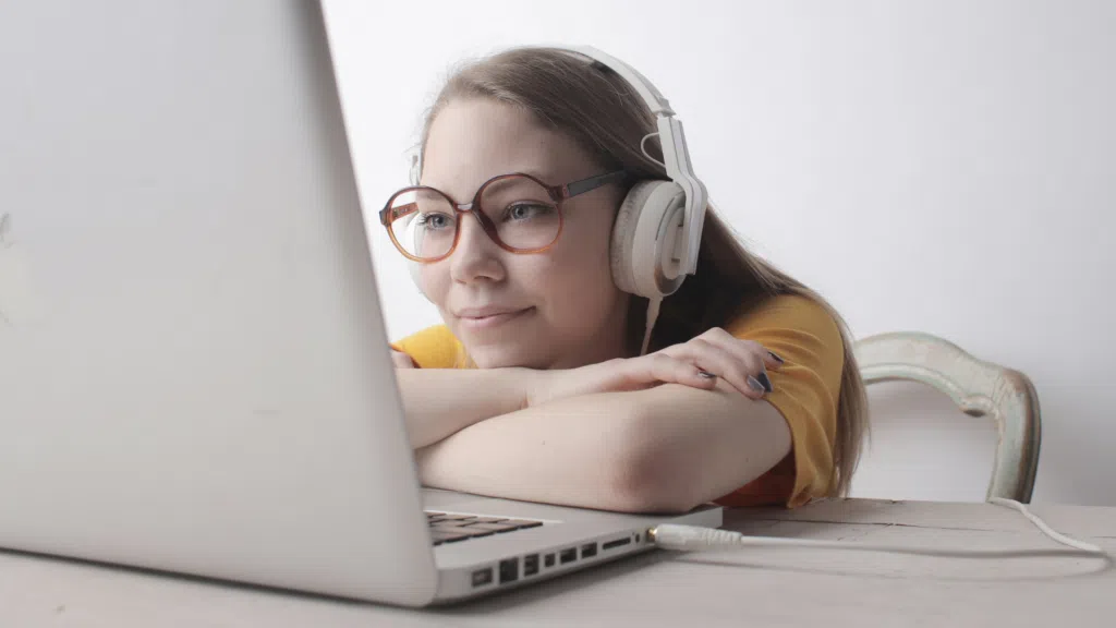 Como se tornar digital influencer no youtube Acompanhe quais assuntos geram mais views e curtidas para te ajudar a elaborar novas pautas