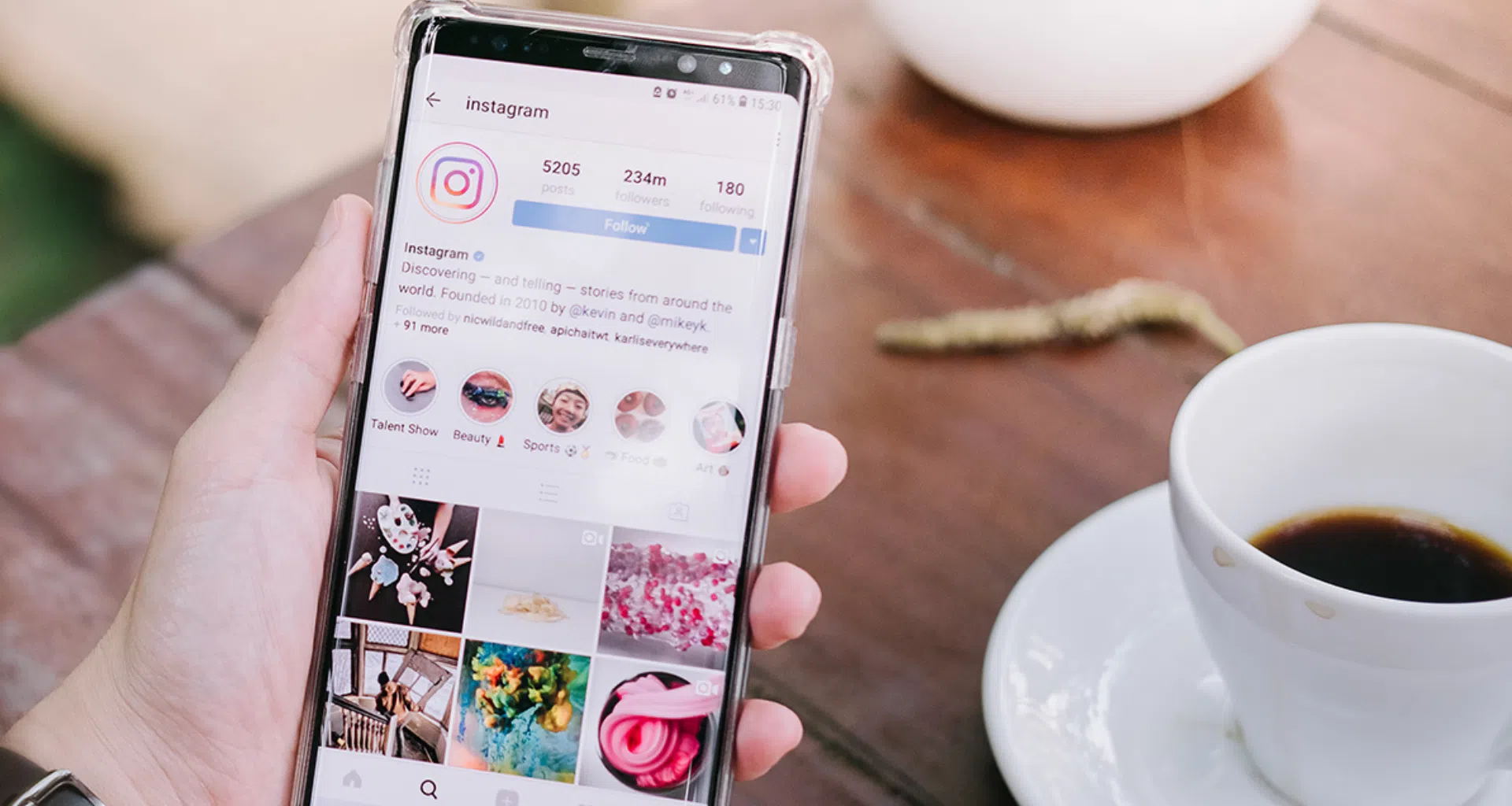 אדם מחזיק טלפון סלולרי עם אפליקציית אינסטגרם פתוחה
