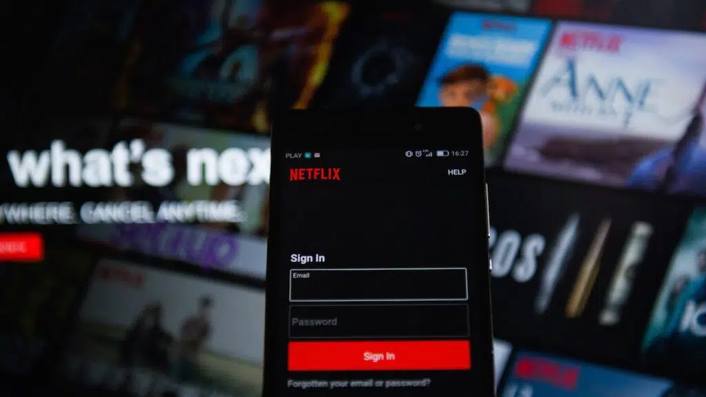 Netflix, Kenya'da ücretsiz, reklamsız planını kullanıma sunuyor; anlamak Netflix uygulaması açık olan cep telefonu