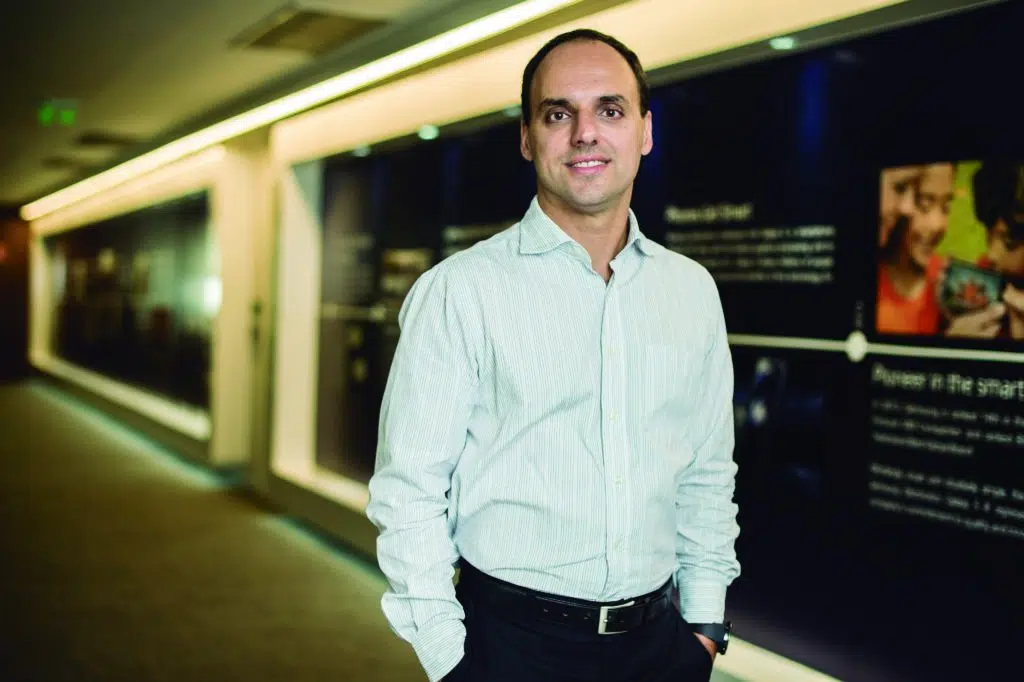 Como a samsung conseguiu colocar uma câmera atrás da tela no galaxy z fold3 5g? Como a samsung conseguiu colocar uma câmera atrás da tela no galaxy z fold3 5g?