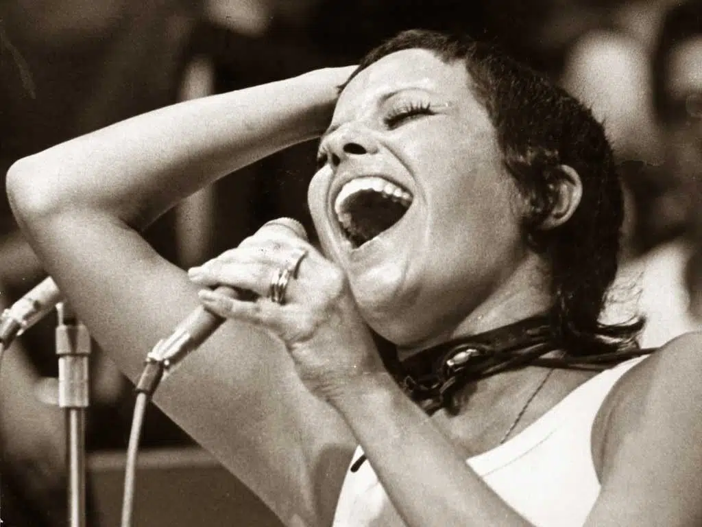 Música de elis regina é recriada em dolby atmos e o resultado é espantoso Música de elis regina é recriada em dolby atmos e o resultado é espantoso. Tecnologia de áudio espacial proporciona uma experiência imersiva com música de elis regina e belchior
