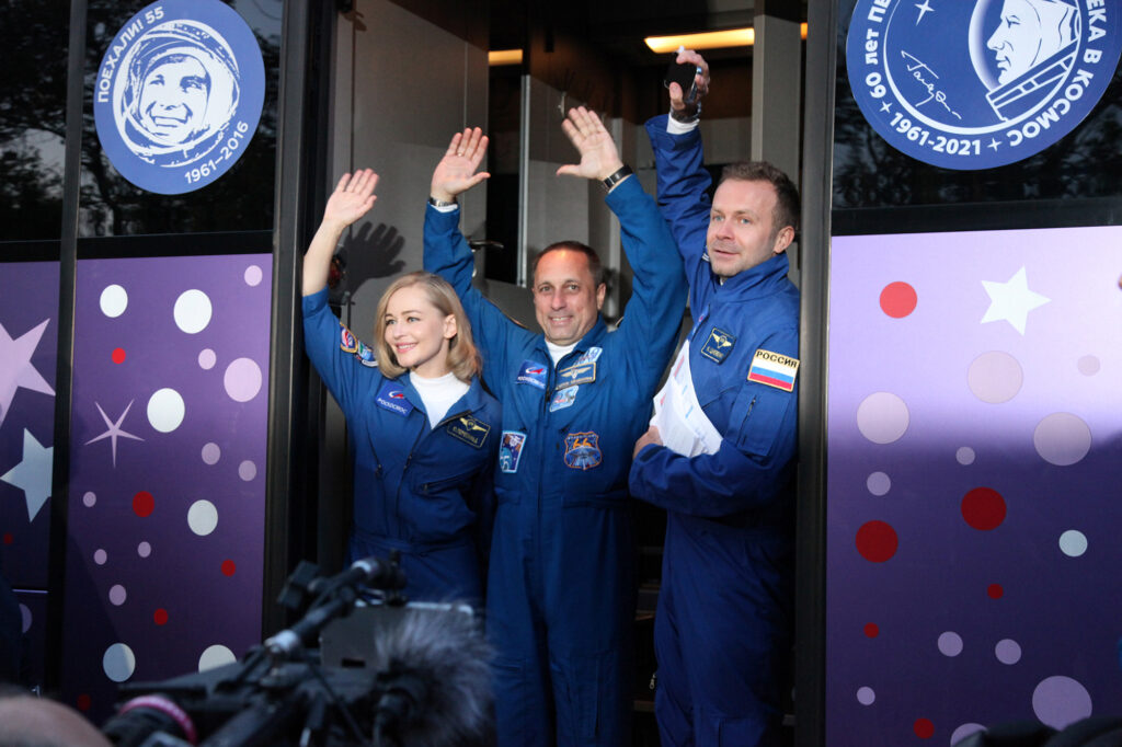 Equipe retorna à terra após filmar no espaço; imagens são da roscosmos