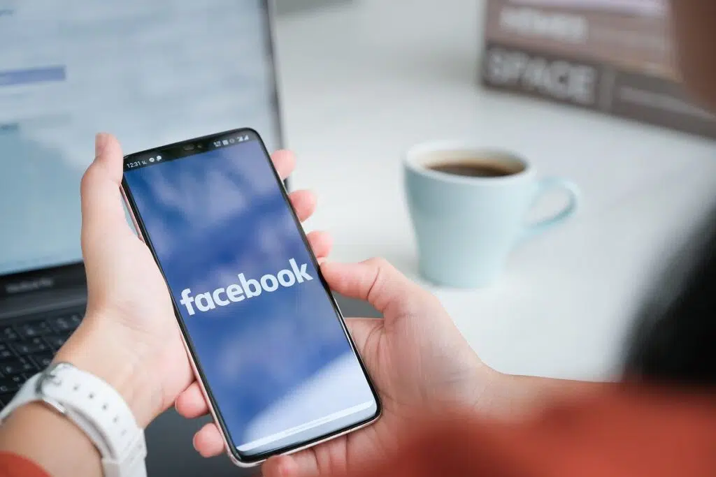 Con il blackout dei social, facebook smette di guadagnare 435 milioni Cellulare che accede a facebook: capire l'impatto economico e quanto facebook smette di lucrare per il blackout dei social instagram e whatsapp