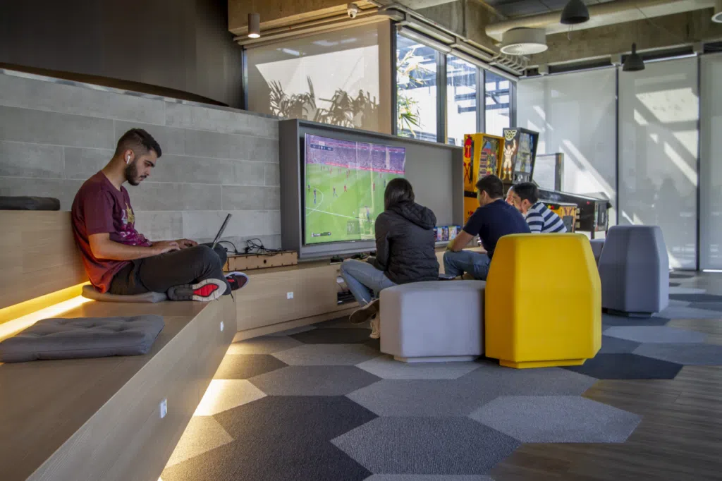 Mais de 300 vagas de emprego e estágio em aberto na uber, mercado livre e mais empresas de tecnologia Mais de 300 vagas de emprego e estágio em aberto na uber, mercado livre e mais empresas de tecnologia. Preparamos para você uma lista completa com as vagas de emprego e estágio em tecnologia em grandes empresas do ramo.