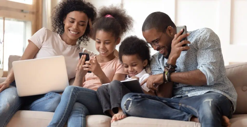 Claro lance l'ultra haut débit 1 Gbit/s dans plus de 300 villes Famille utilisant Internet à la maison