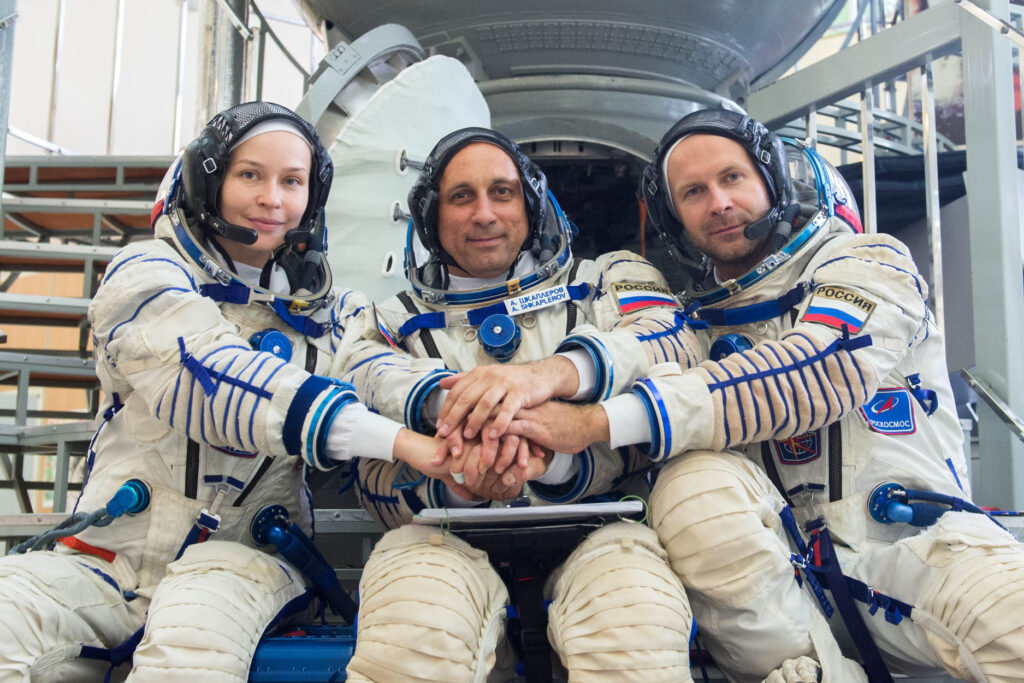 Equipe russa que gravou o primeiro filme no espaço