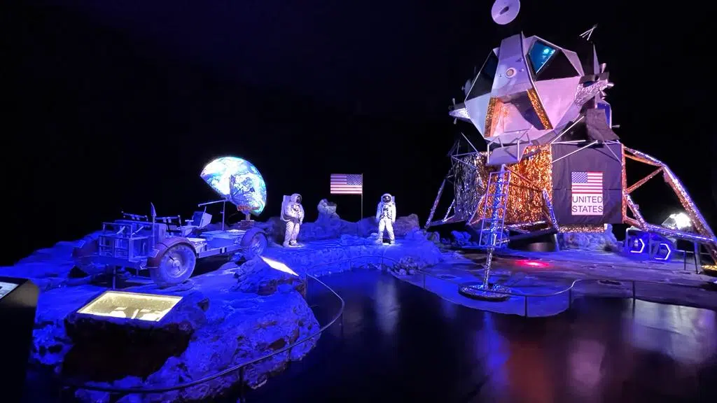 L'avventura spaziale mostra la storia della NASA e delle missioni Apollo Space Adventure mostra le missioni Apollo della NASA