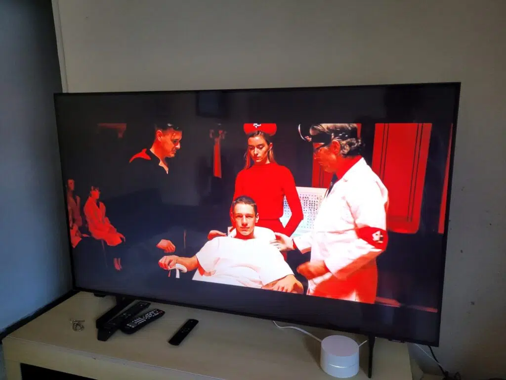 Review: samsung crystal uhd 4k (au8000), uma smart tv de entrada muito poderosa As cores da samsung crystal uhd 4k (au8000) são belíssimas. No vídeo, o clipe da música cold cold cold do cage the elephant