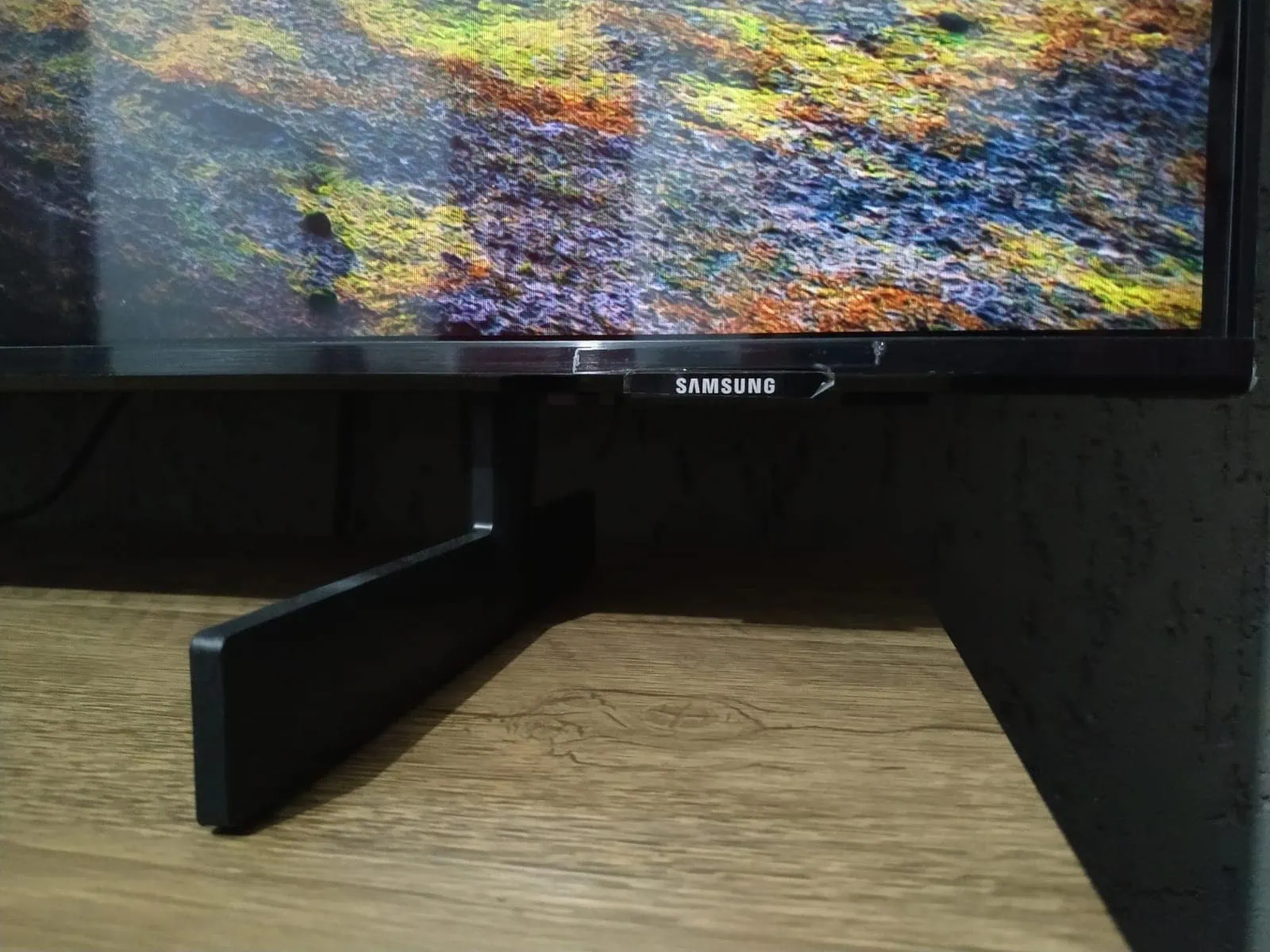 Review: samsung crystal uhd 4k (au8000), uma smart tv de entrada muito poderosa Os pés da samsung crystal uhd 4k (au8000) são simples, porém firmes